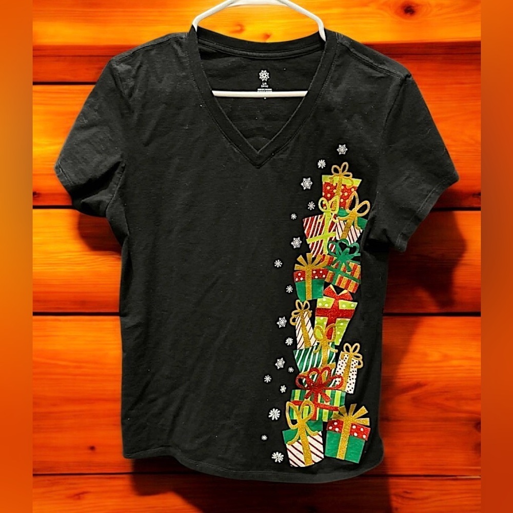 Festive Black Tee with Gift Design LARGE v neck